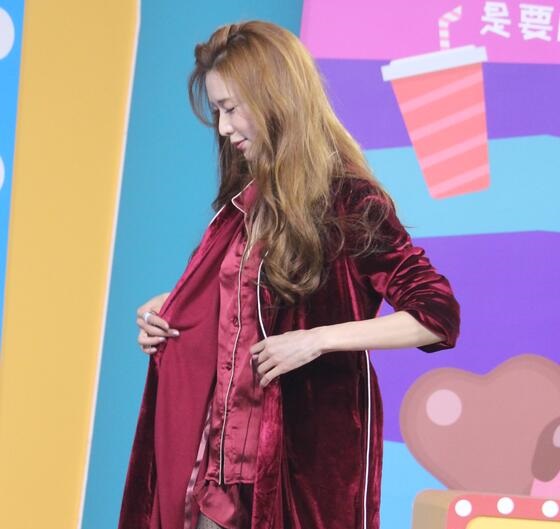 #553 林志玲 红睡衣